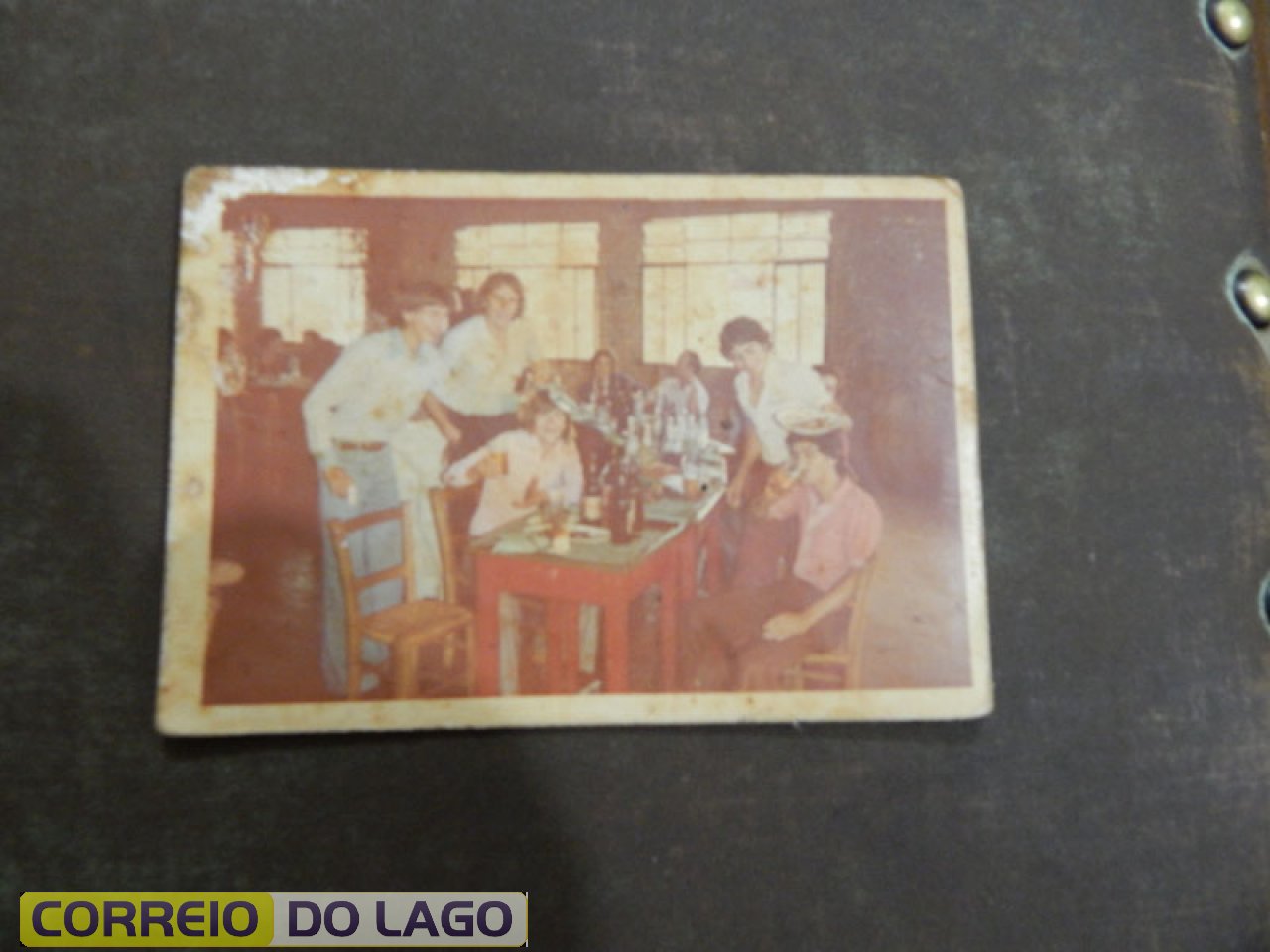 Festa de casamento de Luis C. Kozerski e Noeli Bonfanti. Local Clube União. José C. da Silva é o de camisa vermelha saboreando uma cerveja  e José A. Kozerski de calça azul. Década de 1980.
