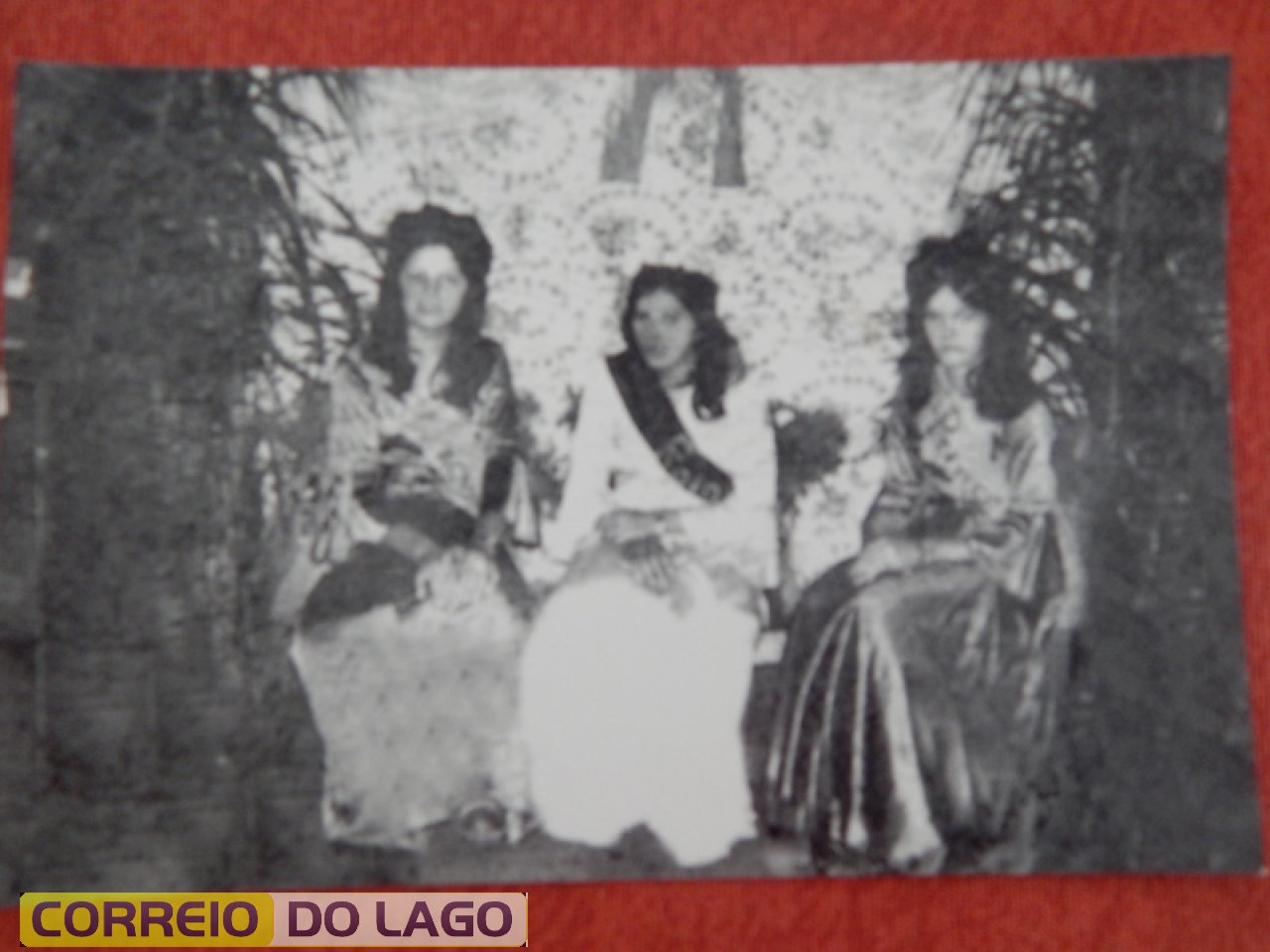 Primeira da direita para a esquerda Ivone da Cruz – Sociedade de Damas – Estrela Dalva de São Clemente. Meados da década de 1970.