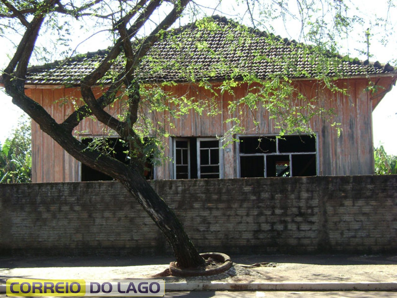 Primeira Casa Comercial família Alegrete. Construída em meados da década de 1960. Continua em pé (ruínas) foto ano 2014.