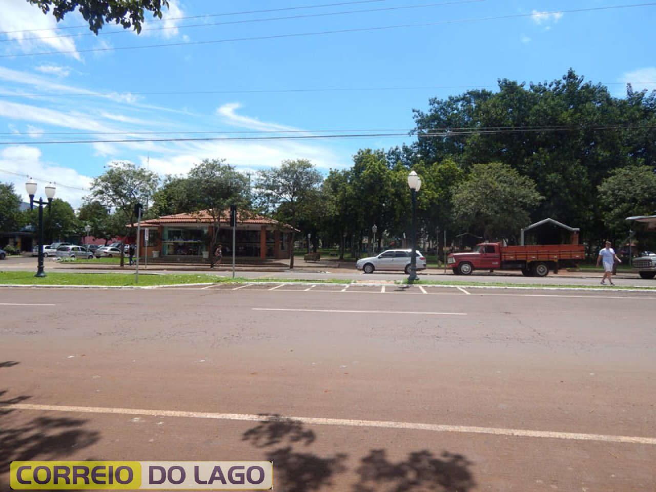 Praça Central Antônio Thomé de SH. Local que foi construída a primeira Igreja Católica da cidade. Foto (imagem) 20 e 21.