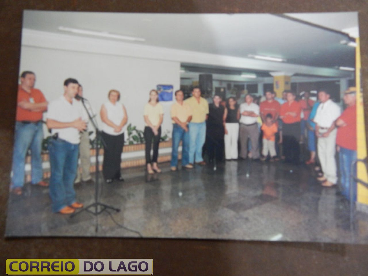 O então vice-prefeito Altair discorrendo aos familiares de Marino Carvalho da Silvaa respeito da homenagem prestada ao pioneiro. Década de 2000. Local - Rodoviária SH.