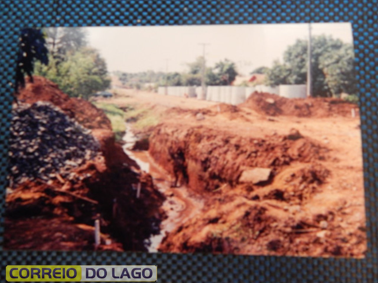 Bairro Vila Rica até a década de 1990 antes da canalização do Rio Santa Helena, que era chamado de Rio “Bostinha” em razão do despejo dos esgotos domésticos ao córrego pela população.