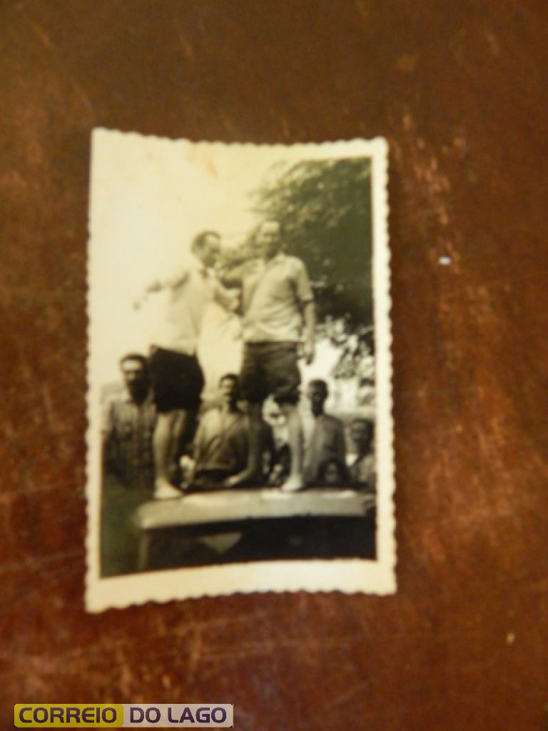 Arnald Weisheimer e Orlando Weber comemorando a vitória que obtiveram na disputa do  pleito eleitoral de 1968 em Santa Helena. Local Praça Central de SH.