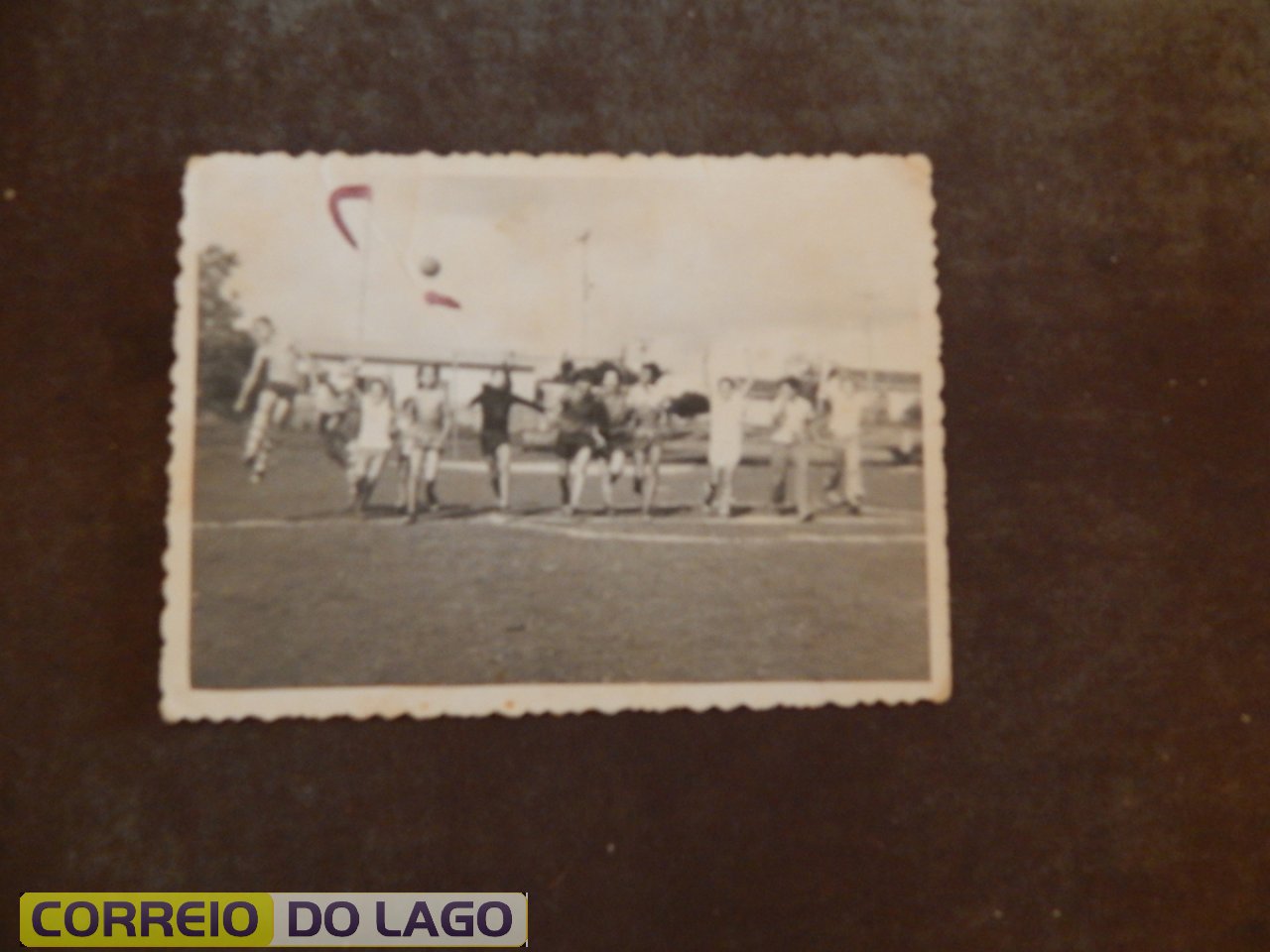 João Rosa Correia com os colegas se preparando para jogar uma partida de futebol. É o terceiro da direita para esquerda. Na época com 13 anos de idade. Vera Cruz do Oeste - Pr.