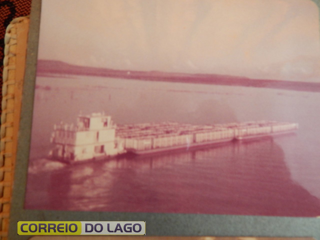 Embarcação sobre Lago de Itaipu. Quando passava embaixo da Ponte que liga Santa Helena a SubSede. Década 1980