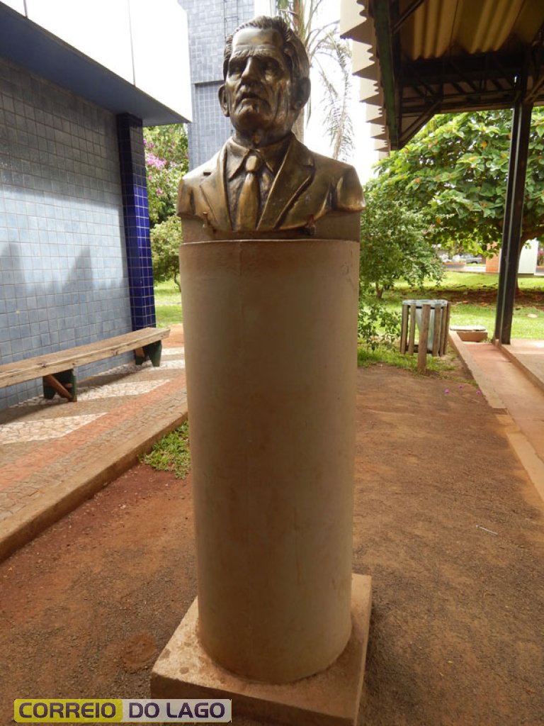 Busto em Homenagem a Marino Carvalho da Silva. Instalado na entrada do terminal rodoviário de SH.
