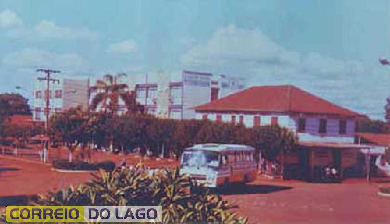 Esquina da Avenida Brasil com Arnaldo Busatto, em 1984. Ônibus da empresa Princesa dos Campos deixando a Rodoviária. Neste Local encontra-se o Hotel do Ervésio. Em 1998 o terminal rodoviário localizado na Rua Ângelo Cattani passou a chamar-se Marino Carvalho da Silva (o Nono Português).
