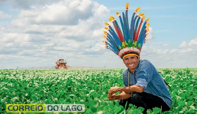 Indígena Arnaldo Zunizakaê Pareci, na lavoura (Foto: Mayke Toscano e José Medeiros/Campo Novo Do Parecis (MT)