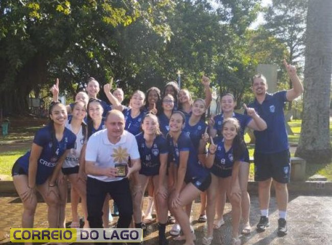 Voleibol, Prefeito Municipal, juntamente com a equipe campeã dos Jogos da Juventude/Fase Regional de Voleibol Feminino Sub-17
