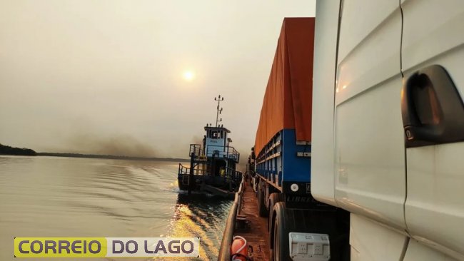 Balsa atravessa o Lago de Itaipu via Porto de Santa Helena (Foto: Elder Boff/Fonte Extra)