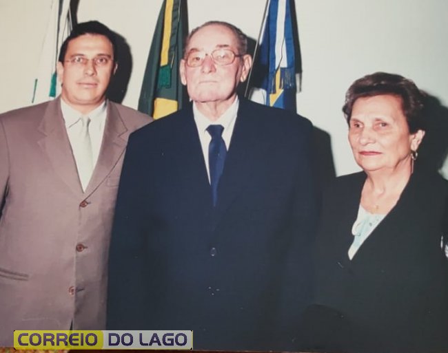 Dona Maria, acompanhando Arnaldo Weisheimer que recebia o título de Cidadão Honorário de SH