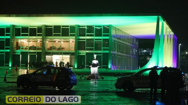 Entorno do Supremo Tribunal Federal (STF) é isolado após pelo menos duas explosões ocorreram na Praça dos Três Poderes por volta das 19h30 desta quarta-feira, 13, em Brasília. — Foto: WILTON JUNIOR/ESTADÃO CONTEÚDO