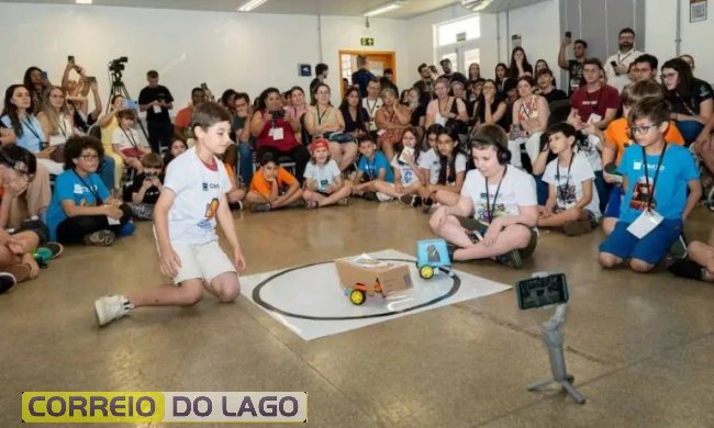 
Robôs programados por crianças participam de sumô. Foto: Marcos Labanca 