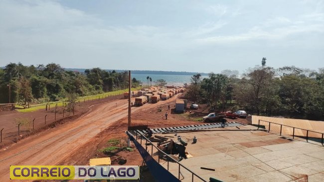 Balsa no estaleiro e que será lançada ao lago em breve