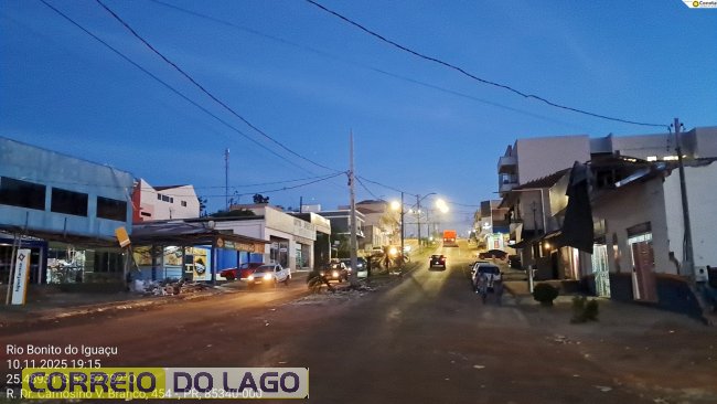 Fotos de iluminação retabelecida: As equipes da companhia já recompuseram 75% da infraestrutura da rede elétrica, religando parte de unidades consumidoras e da iluminação pública no município.