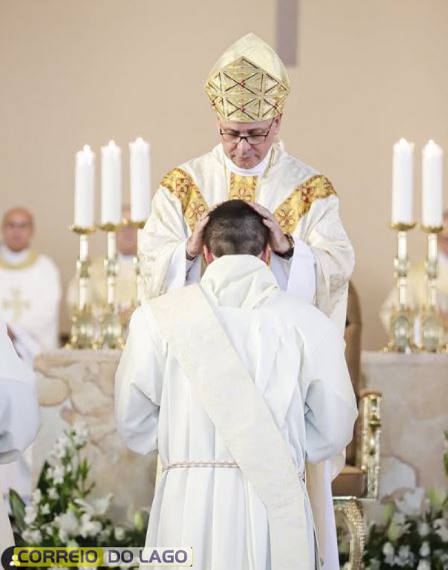 Dyetry recebe a ordenação pelas mãos do bispo Dom Sergio de Deus