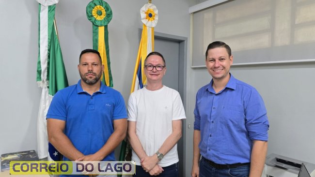 Da esquerda para direita, vereador José Carlos Schuarb (Baiano); Edu Ditz, diretor do Correio do Lago, e o Prefeito de Ouro Verde do Oeste, Lucian Aluísio Dierings (Gugu).