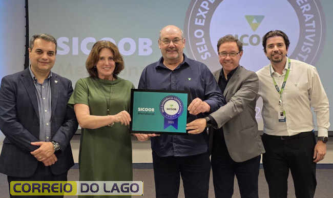 O Presidente do Sicoob Meridional, Sonir Dalla Barda, a Conselheira Solange Carvalho Martins e o Superintende Gilberto Albarello, receberam o selo.