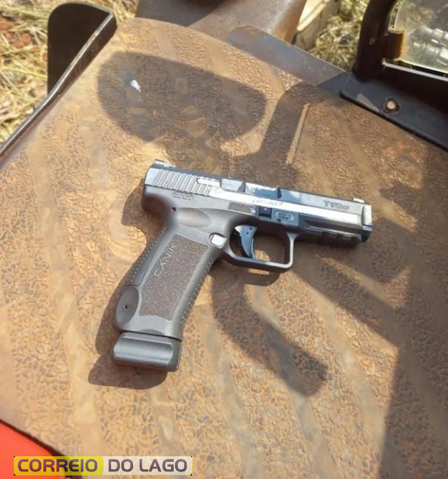 Uma pistola Canik 9mm com numeração raspada e cinco munições intactas foram encontradas (Foto: Preto no Branco )