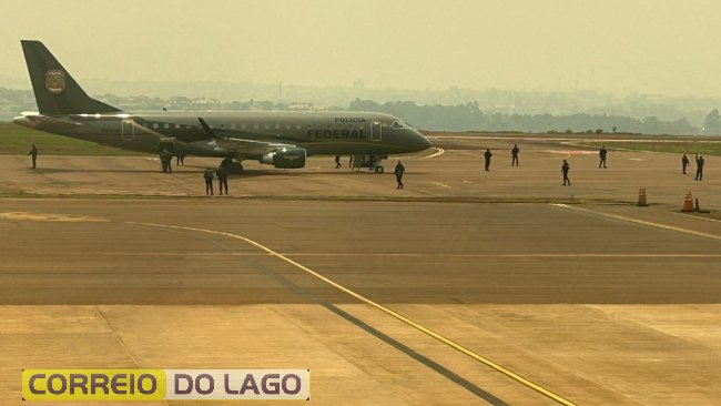 Avião pousa no Aeroporto de Cascavel nesta tarde de quinta-feira (15)