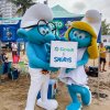 Smurfs se uniram ao Sicredi na limpeza das praias, reforçando a importância da preservação ambiental